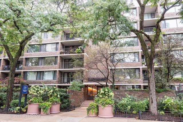 1555 Sandburg Terrace - Photo 1