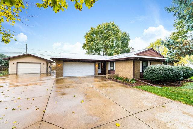 440 Maplewood Drive - Photo 1