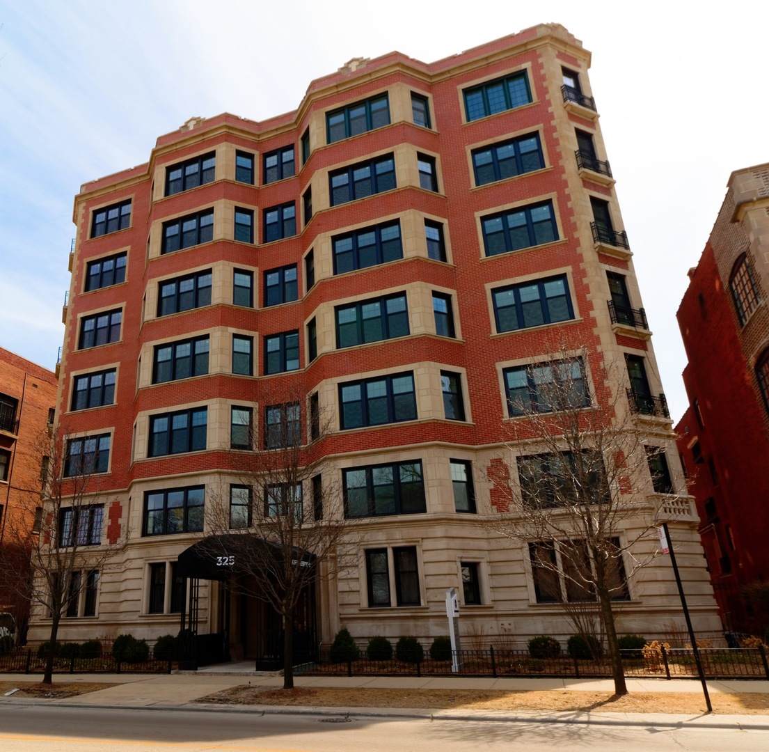 325 Fullerton Parkway - Photo 1