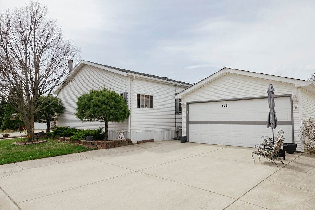 836 Cedar Circle - Photo 1