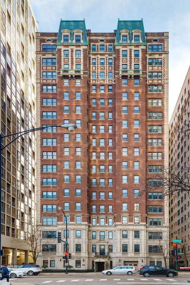 399 Fullerton Parkway - Photo 1