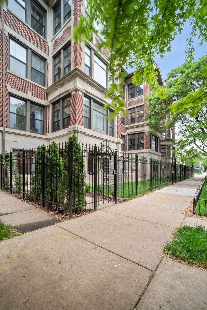 928 Hyde Park Boulevard - Photo 1