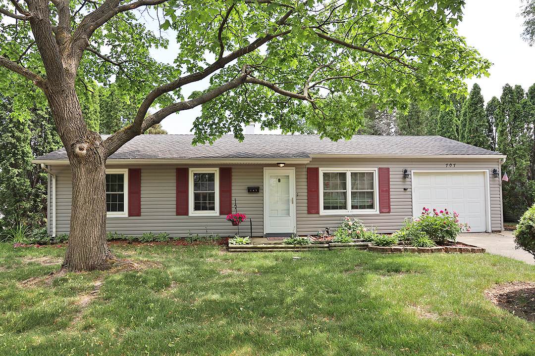 707 Lincolnwood Drive - Photo 1