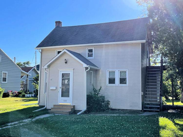 939 10th Street - Photo 1