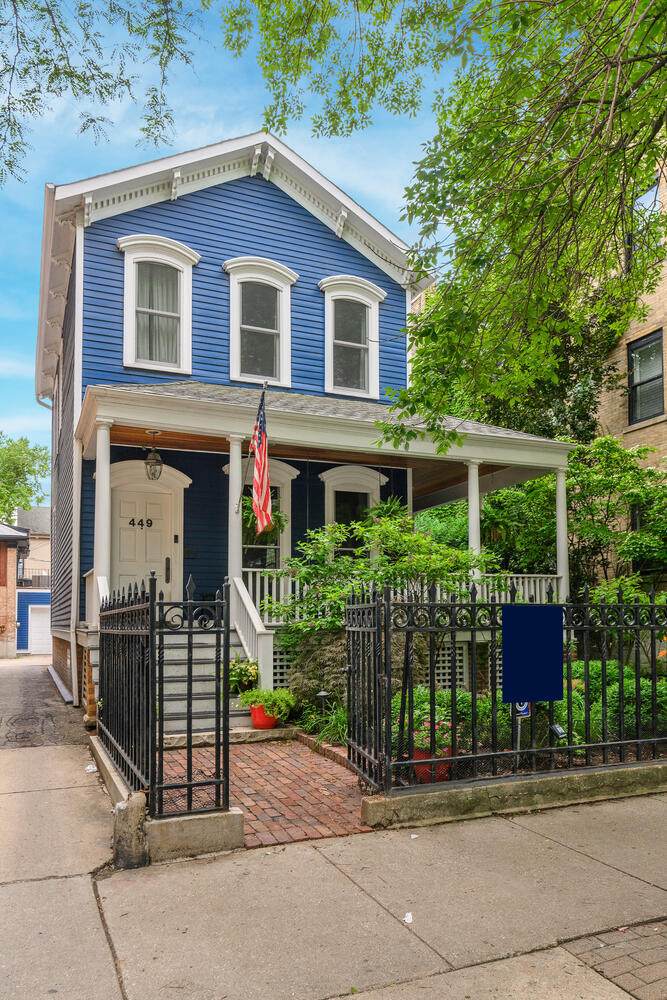 449 Fullerton Parkway - Photo 1