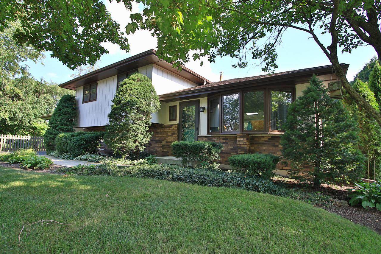 29W155 Barnes Avenue - Photo 1