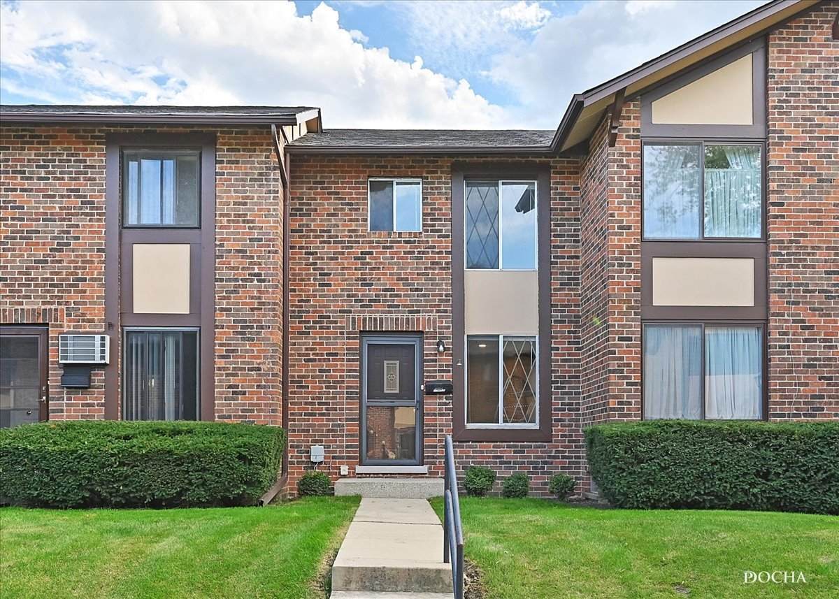 17W729 Kirkland Lane - Photo 1