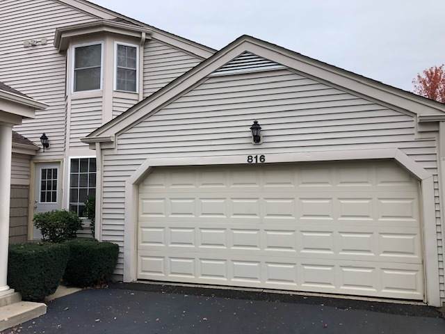 816 Village Circle - Photo 1