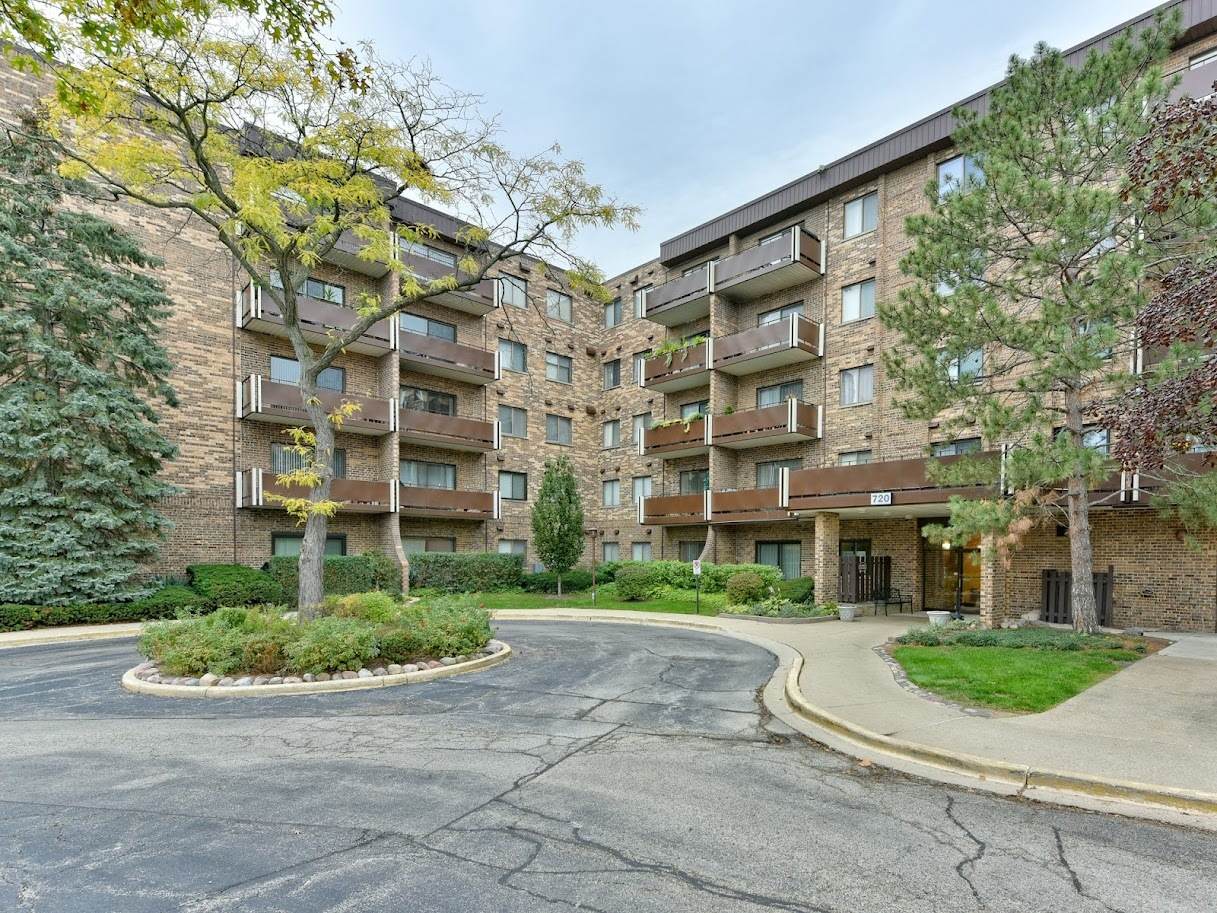 720 Wellington Avenue - Photo 1