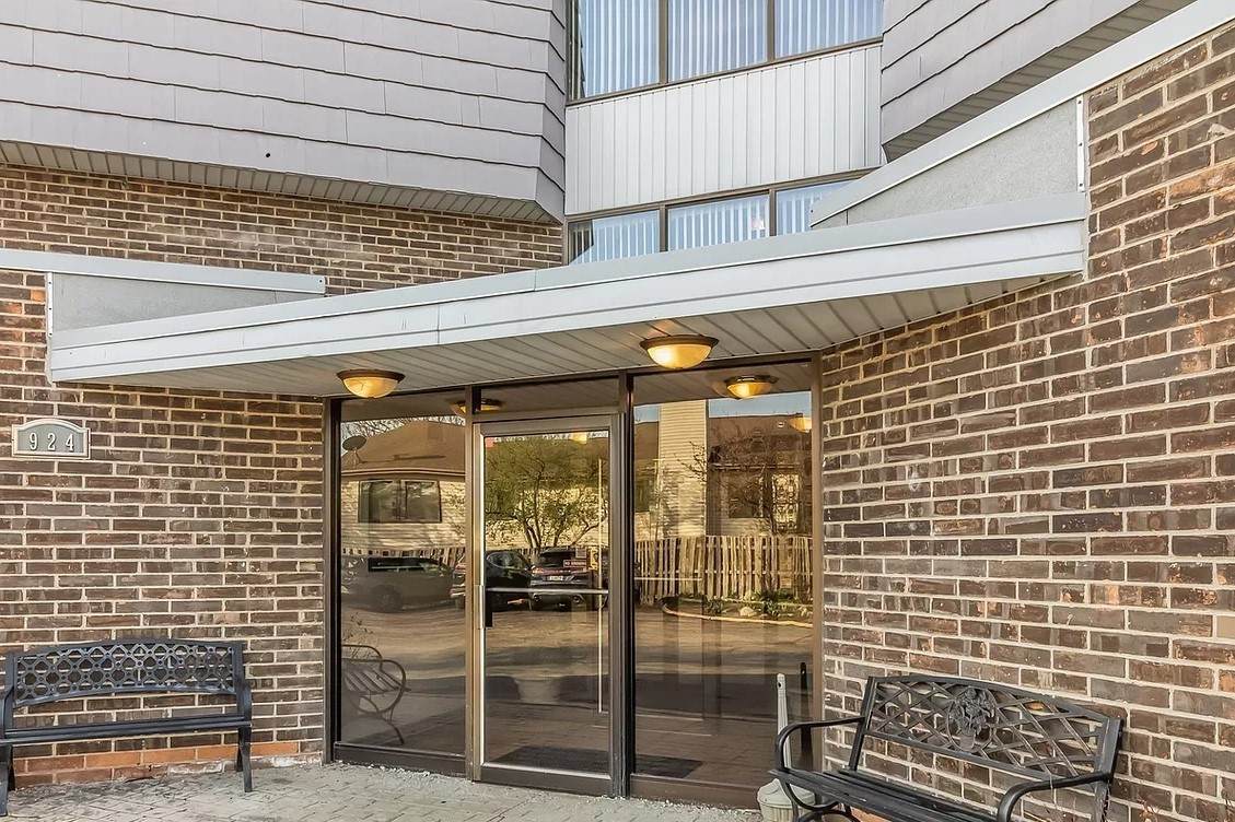 924 Lake Court - Photo 1