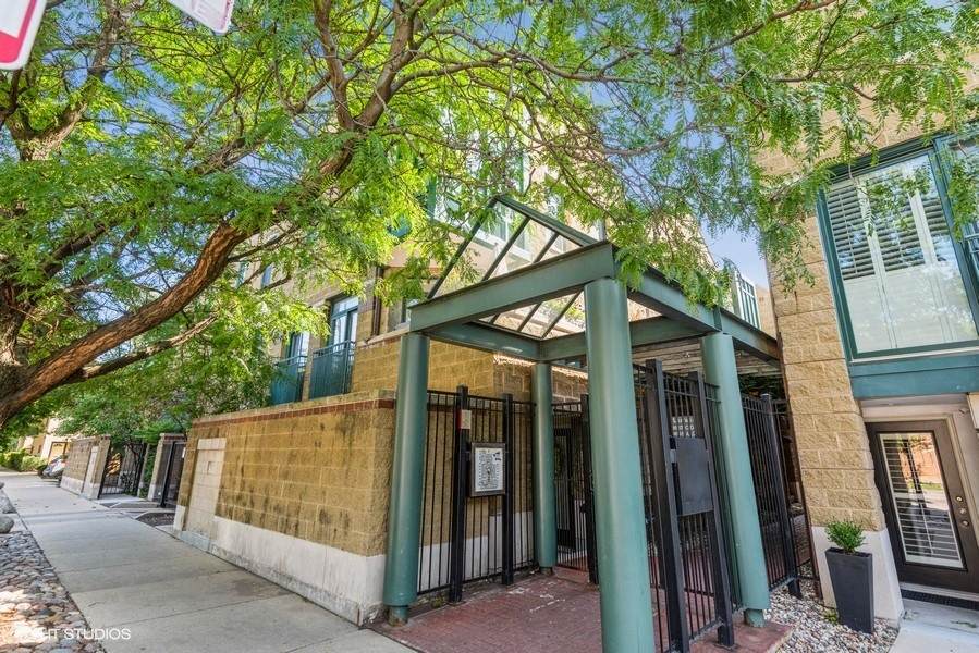 1635 Larrabee Street - Photo 1