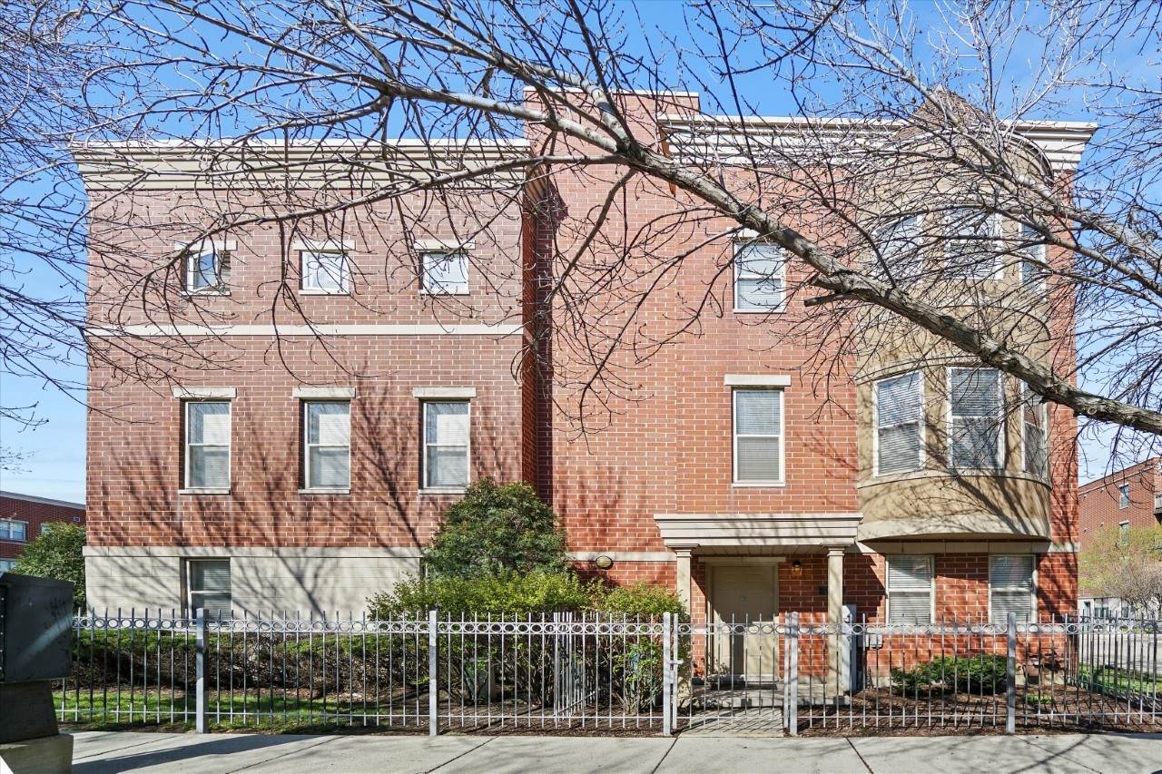 1410 Burling Street - Photo 1