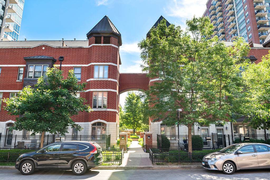 323 17th Street - Photo 1