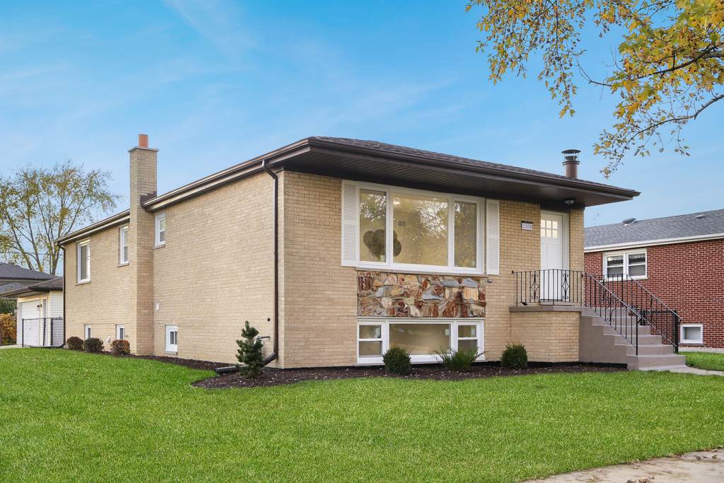 11658 Leamington Avenue - Photo 1