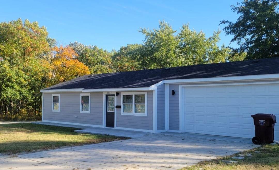 1940 Campbell Avenue - Photo 1