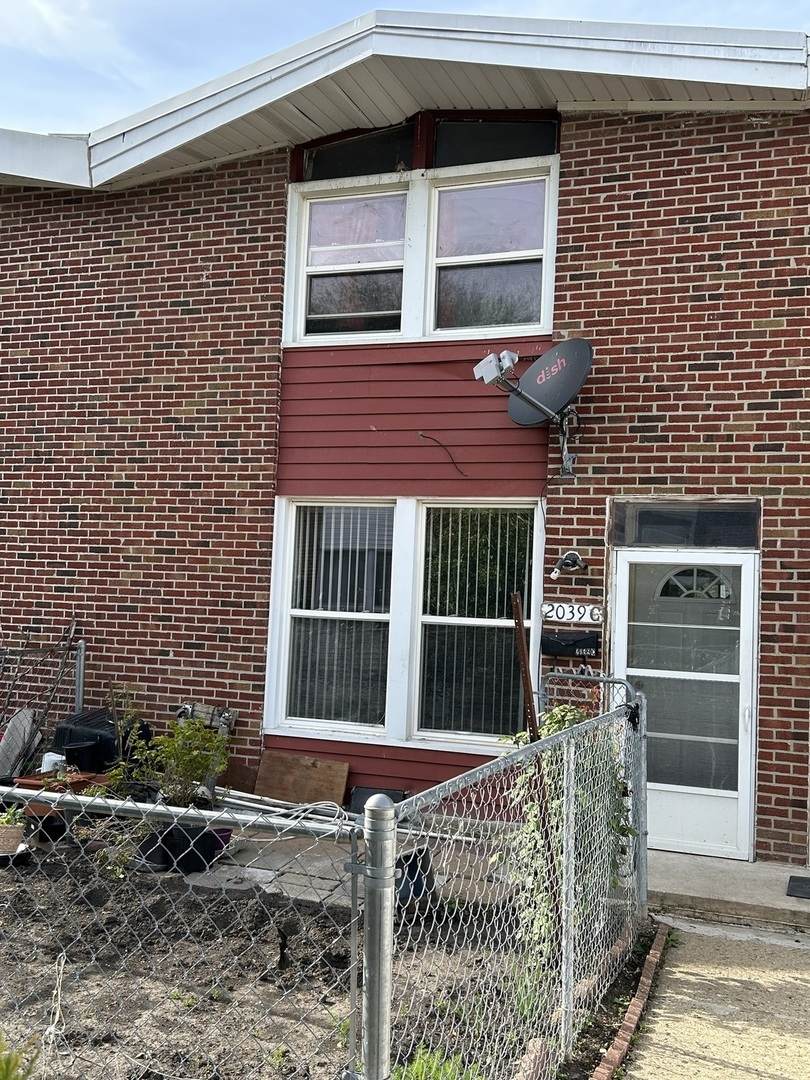 2039 Pine Street - Photo 1