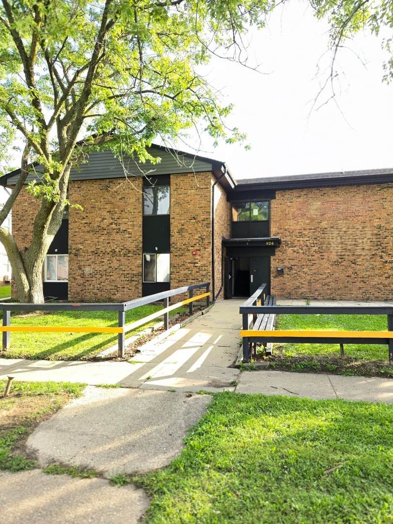 924 Greenbrier Road - Photo 1