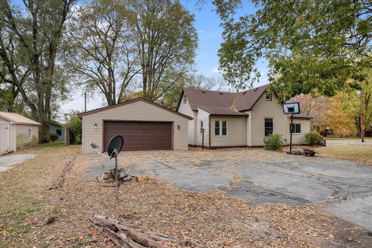 819 Center Street - Photo 1