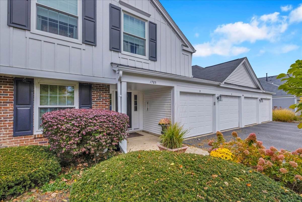 1785 Grosvenor Circle - Photo 1