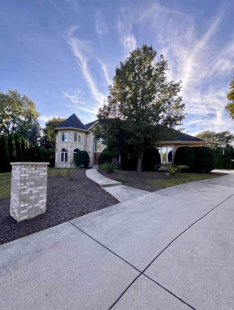 8S210 Stonehedge Court - Photo 1