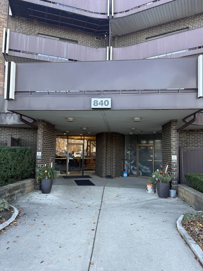 840 Wellington Avenue - Photo 1
