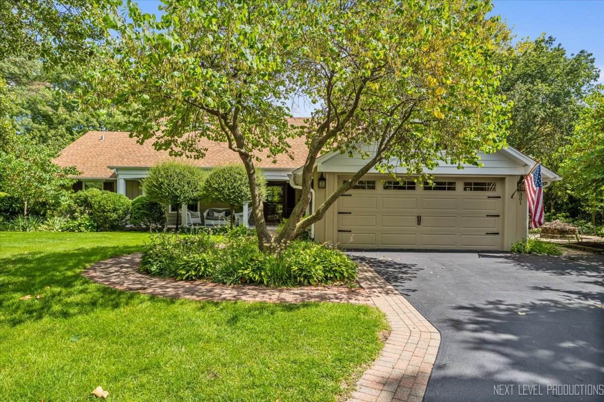 301 Country Club Place - Photo 1