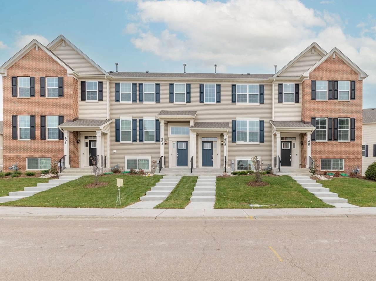 605 Brook Court - Photo 1