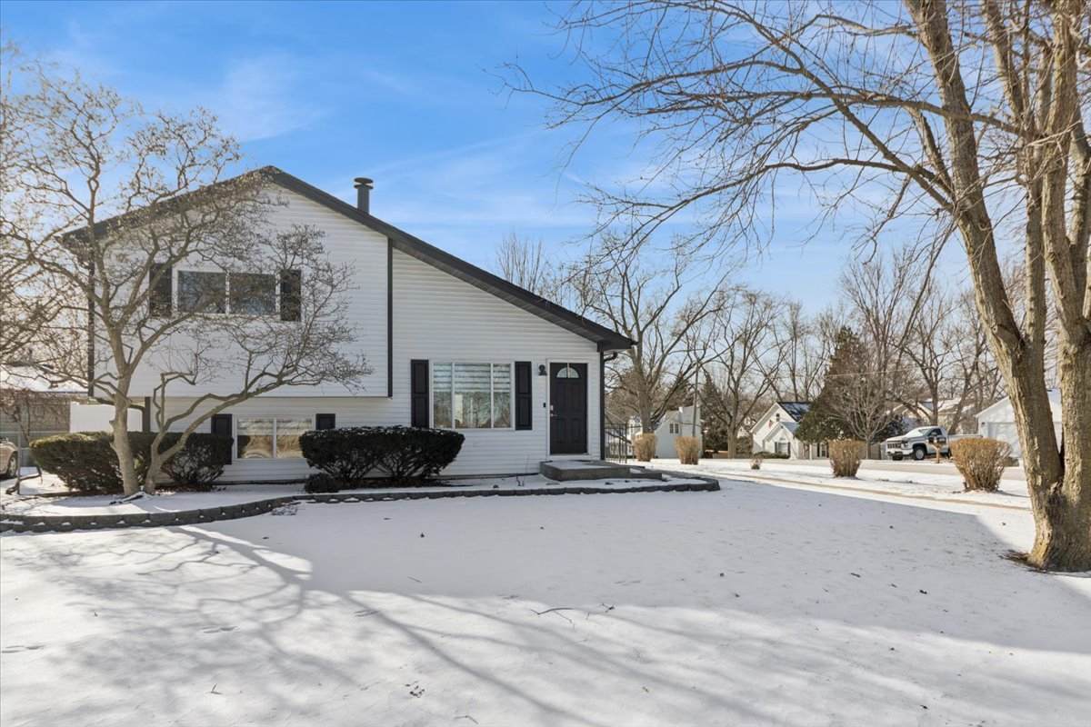 27W585 Galusha Avenue - Photo 1