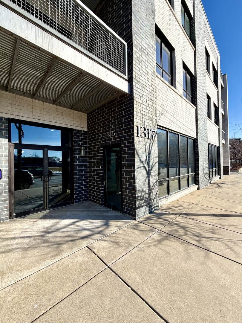 1315 Larrabee Street - Photo 1