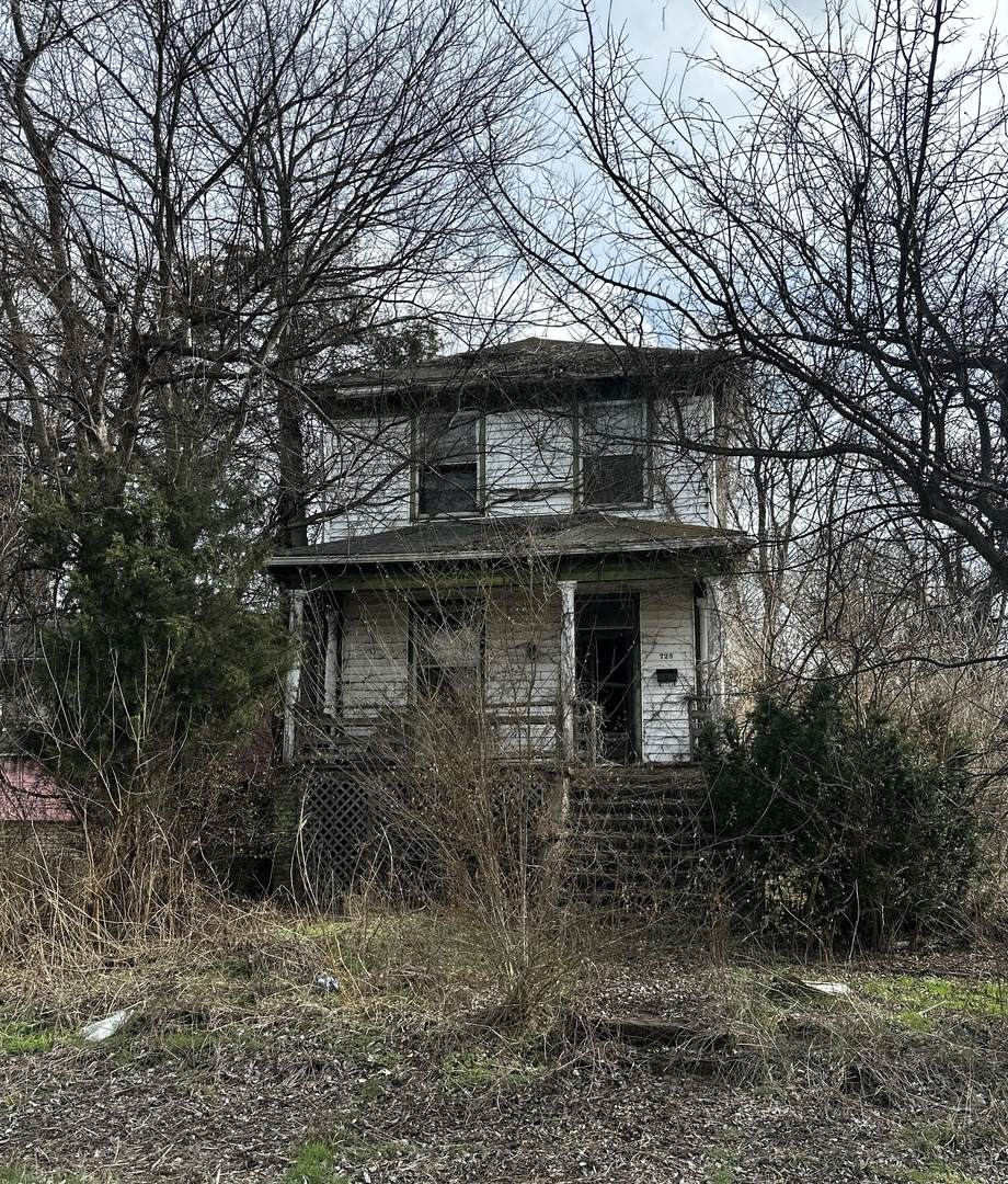 725 24th Street - Photo 1