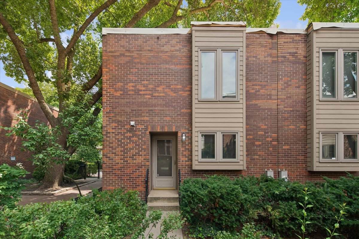 1926 Larrabee Street - Photo 1