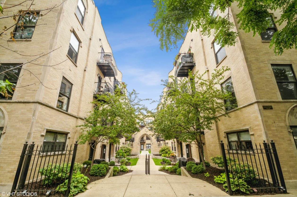 4436 Damen Avenue - Photo 1