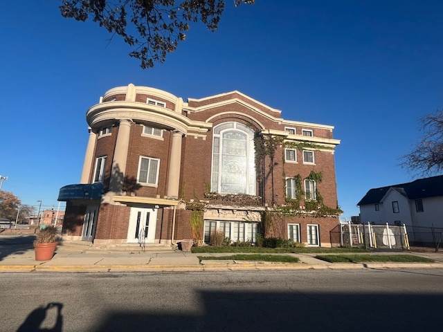 1601 Oak Street - Photo 1