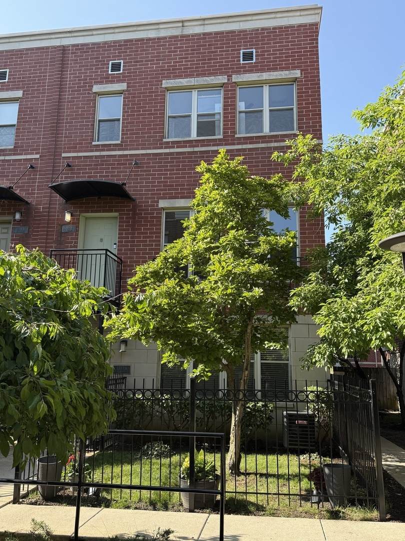 1333 Burling Street - Photo 1