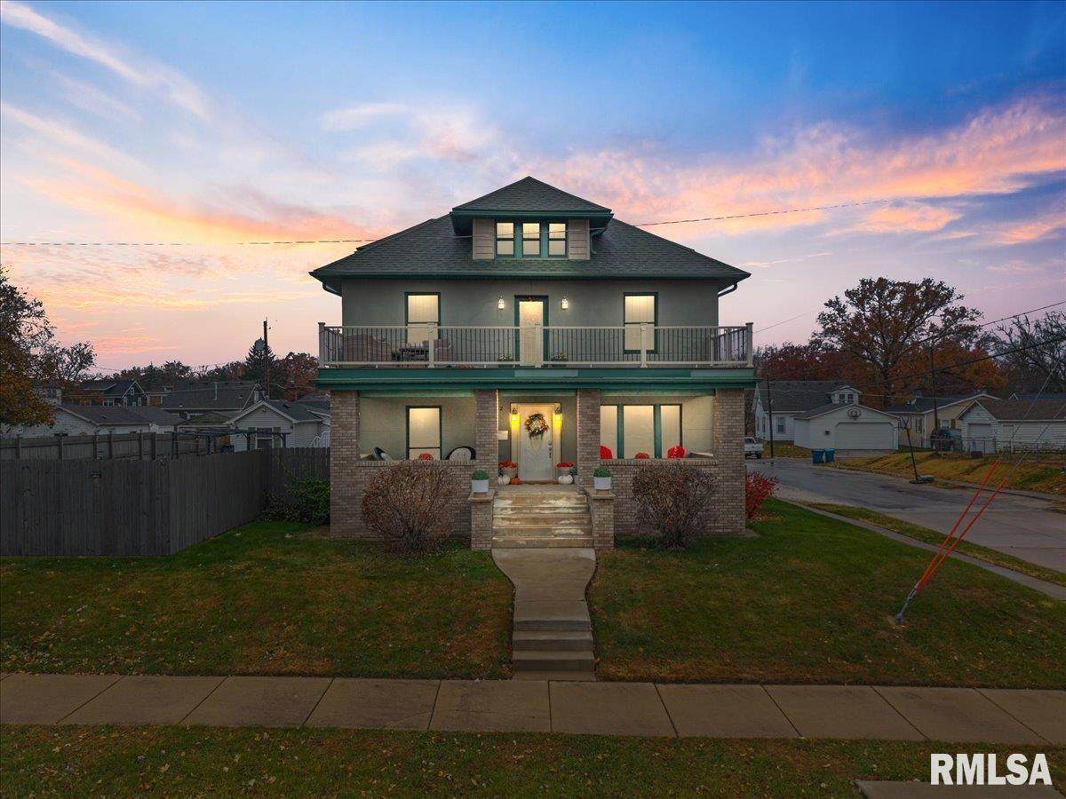 302 9TH Street - Photo 1