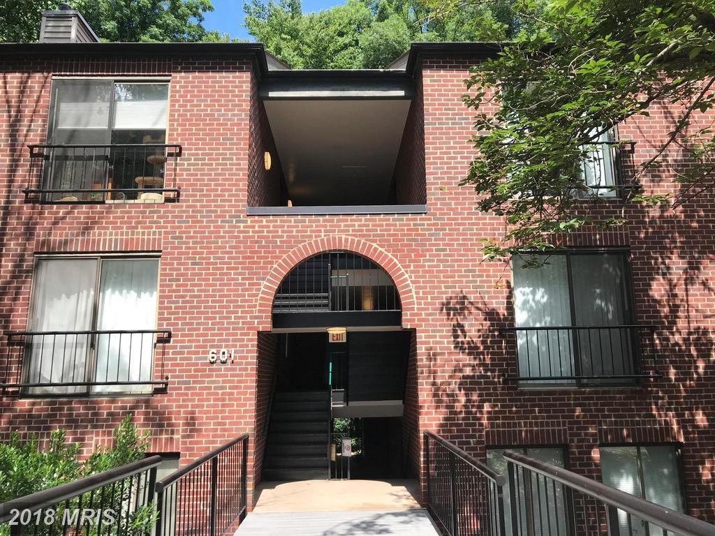 601 Hudson Avenue - Photo 1