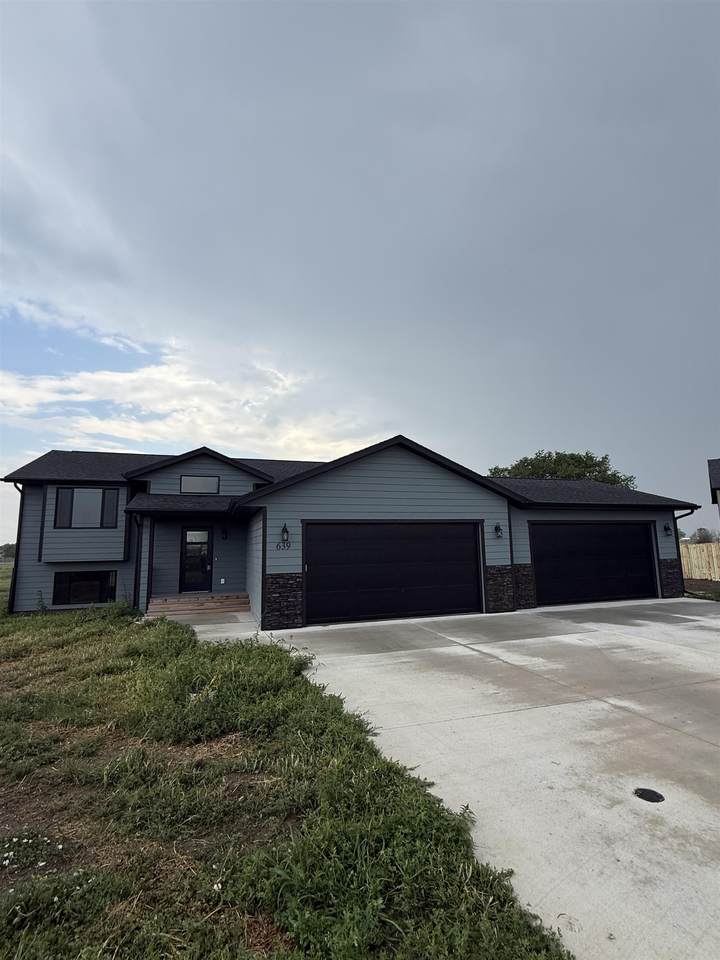 639 Eagle Court - Photo 1
