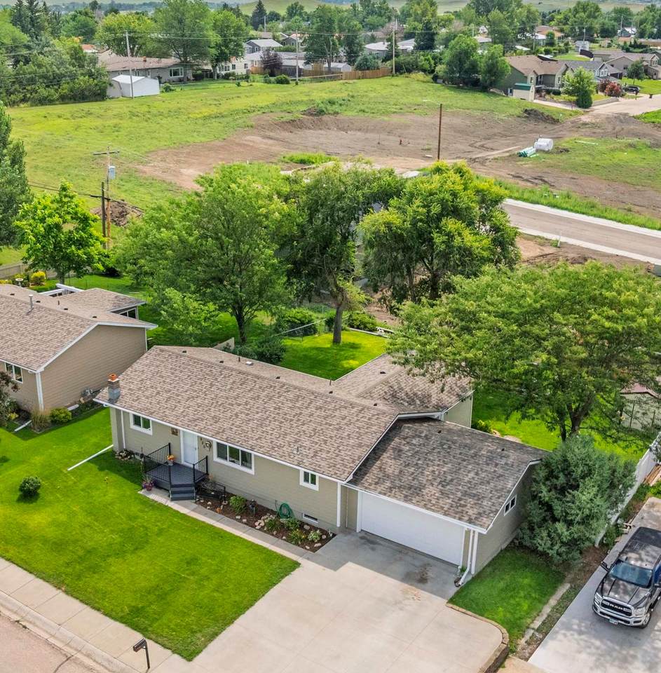 900 Summit Street - Photo 1