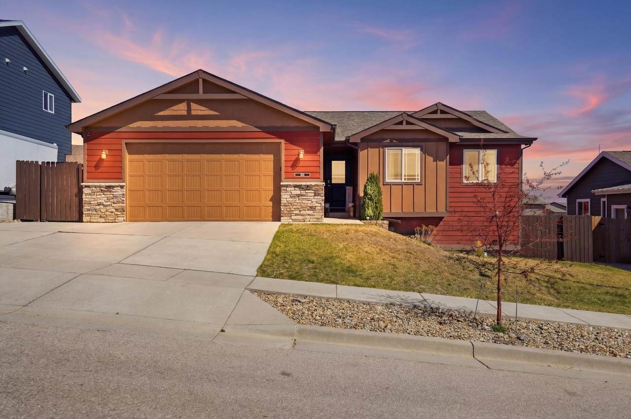 920 Summerfield Drive - Photo 1