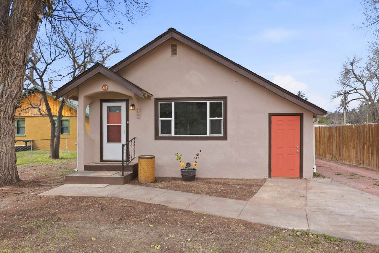 842 6th Street - Photo 1