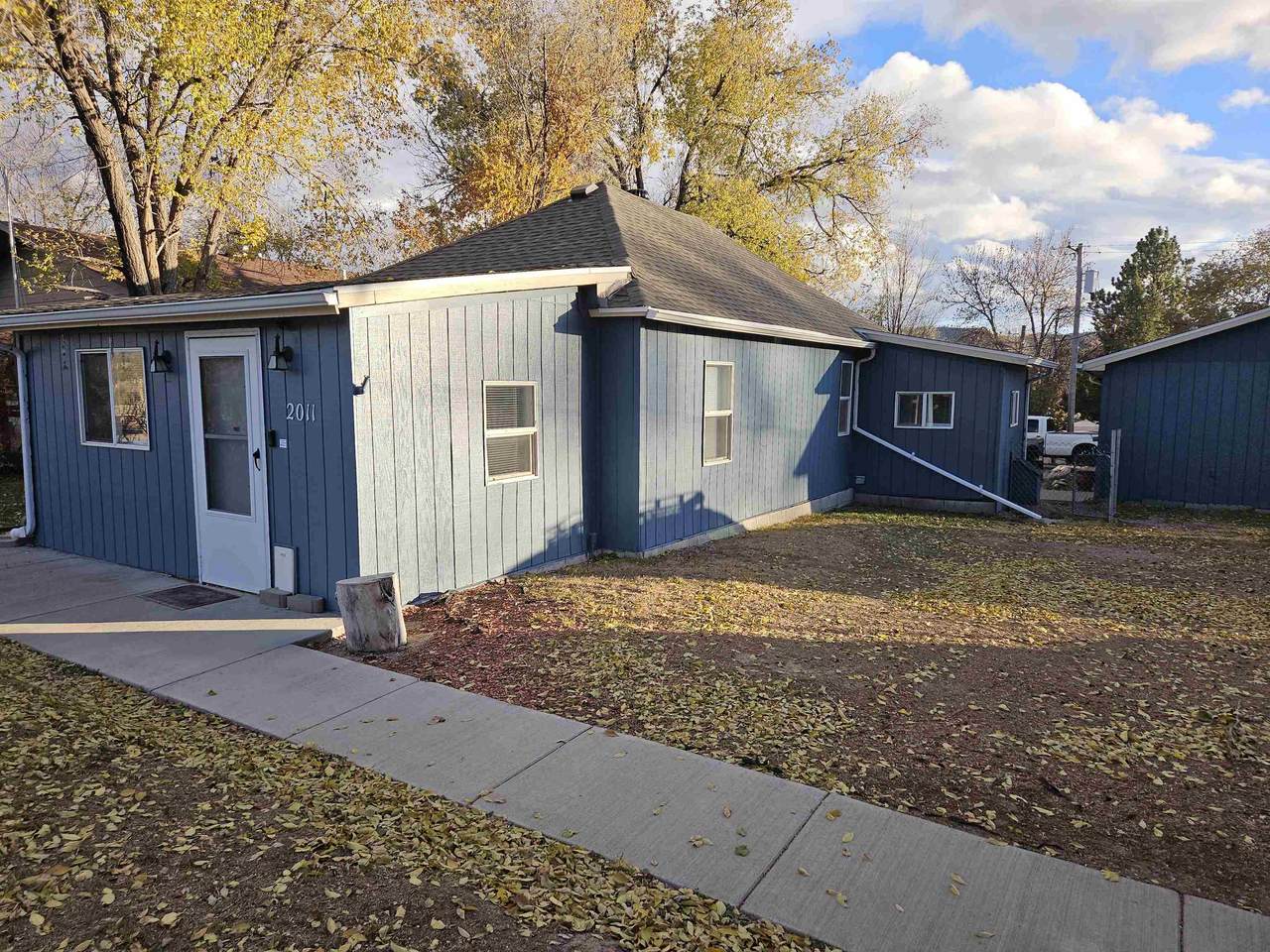 2011 Jennings Avenue - Photo 1