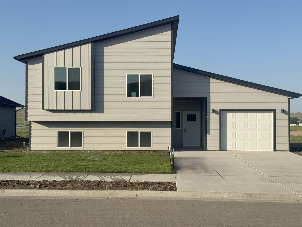 901 Bennington Drive - Photo 1