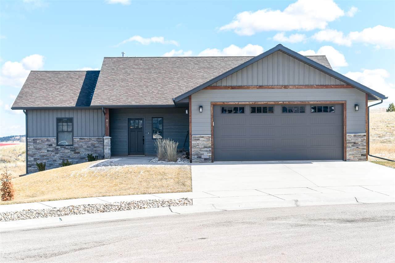 817 Maple Circle - Photo 1