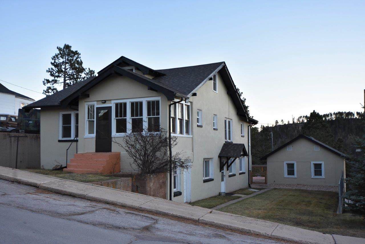825 Summit Street - Photo 1
