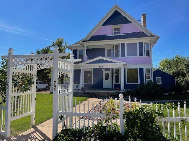 735 8th Street - Photo 1