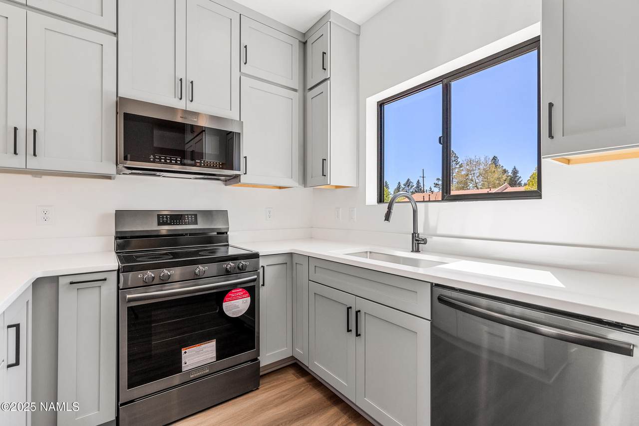 302 Oak Avenue - Photo 1