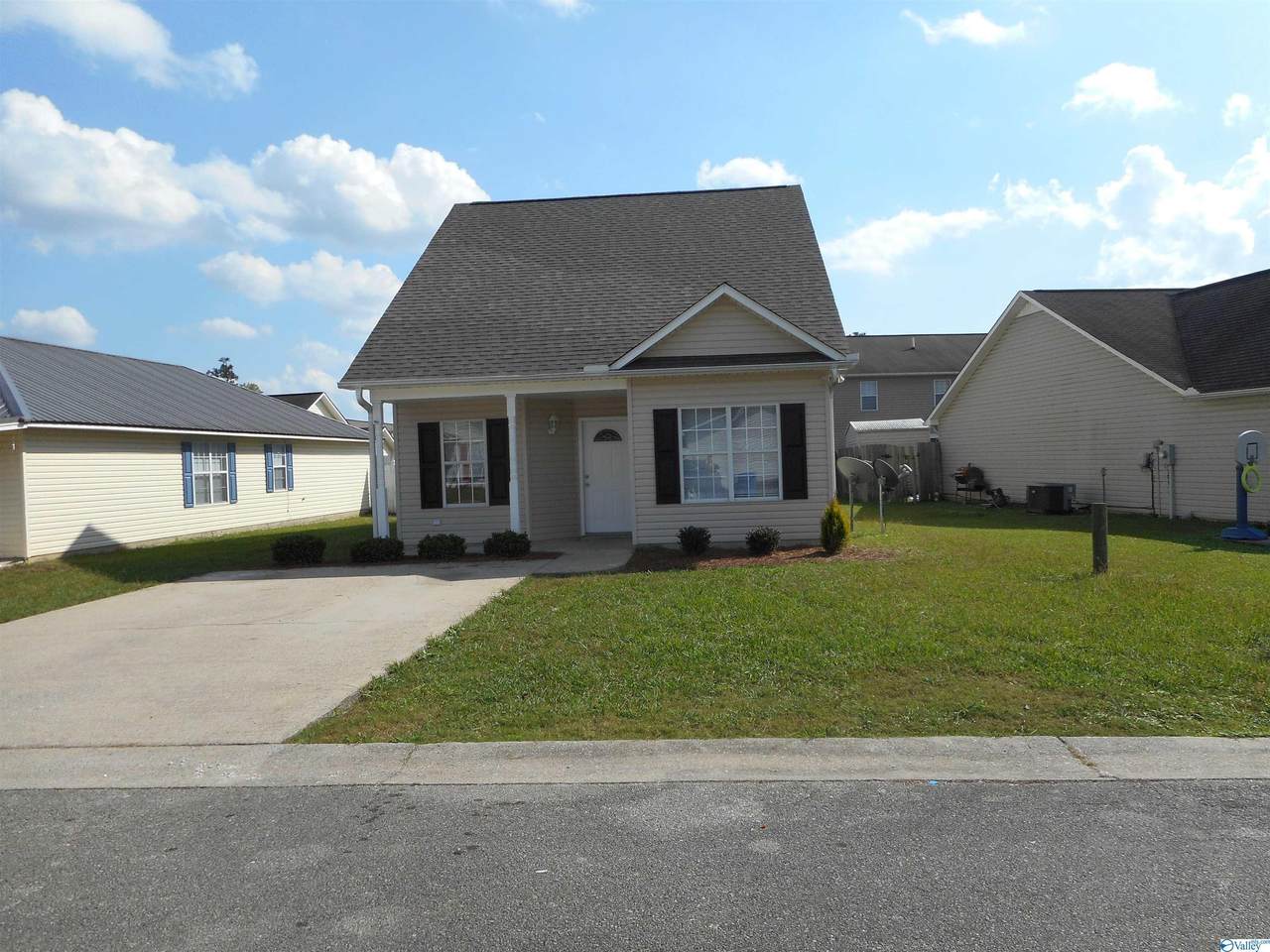 305 Autumnwood Drive - Photo 1