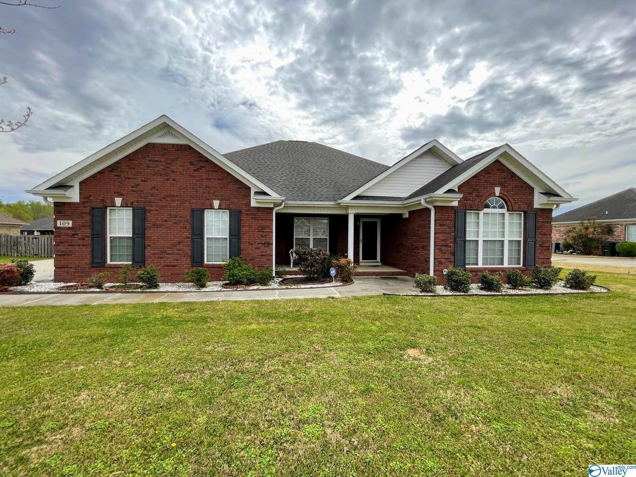 109 Laurel Bend Drive - Photo 1