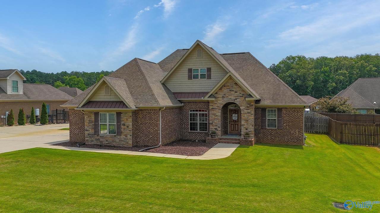 406 Pembrooke Circle - Photo 1