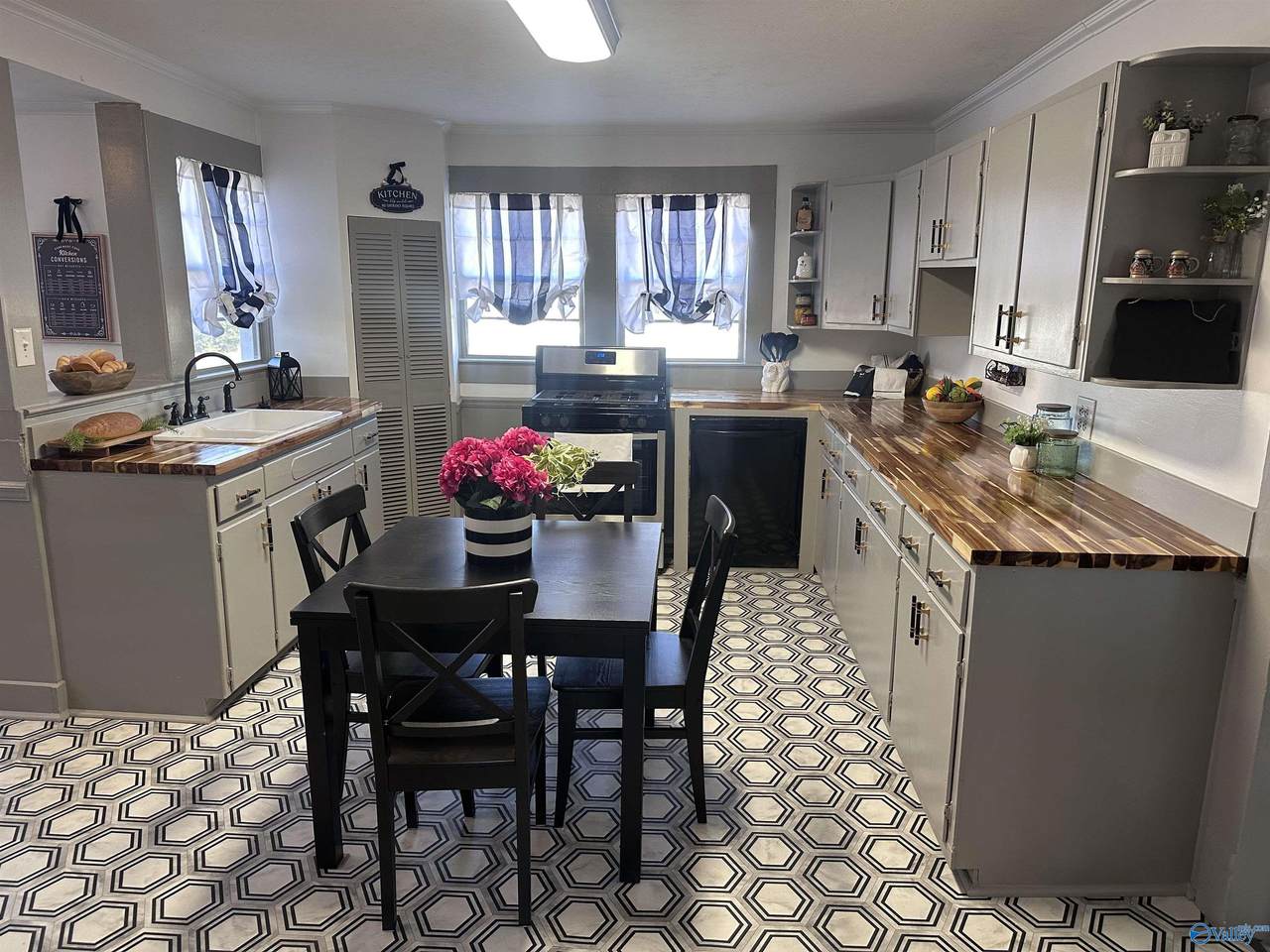 4 Lakefront Avenue - Photo 1